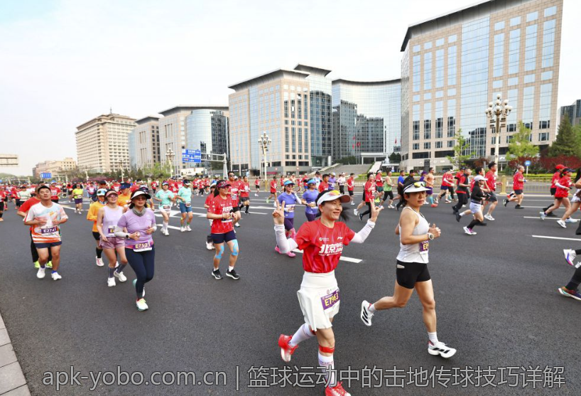 篮球运动中的击地传球技巧详解